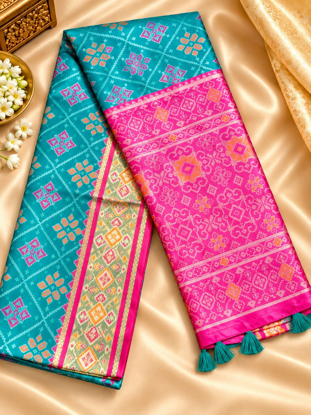 Pochampally Silk-blend Saree with lustrous finish